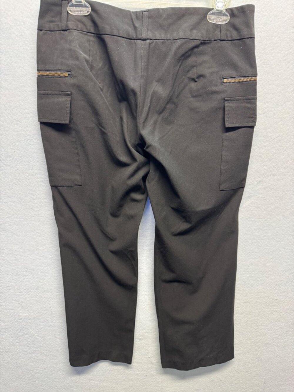 Black Old Navy Essential Stretch Low Waist Cargo Capri Pants Size 8 - Picture 10 of 10